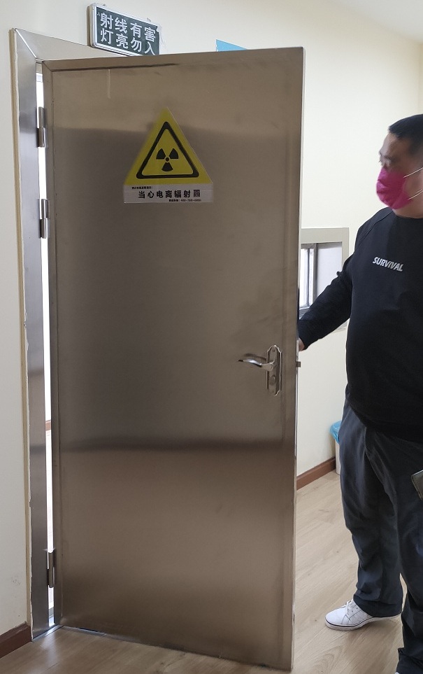 技术人员对铅门进行检测 技术人员对铅门进行检测