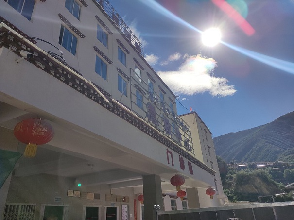 白玉县人民医院门头照 白玉县人民医院门头照