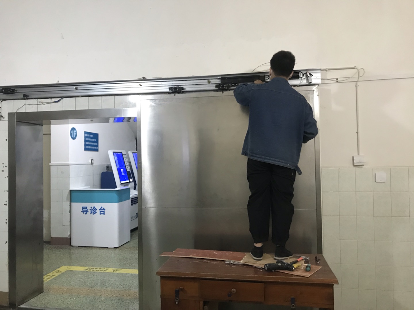 面对四川地区频繁的地震，应该如何延长防辐射铅门的使用寿命呢